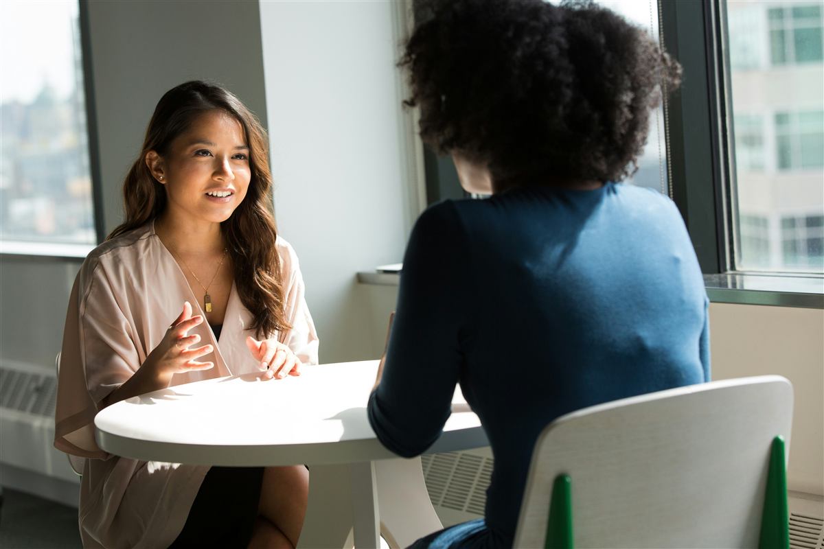 Entretien entre professionnels engagés