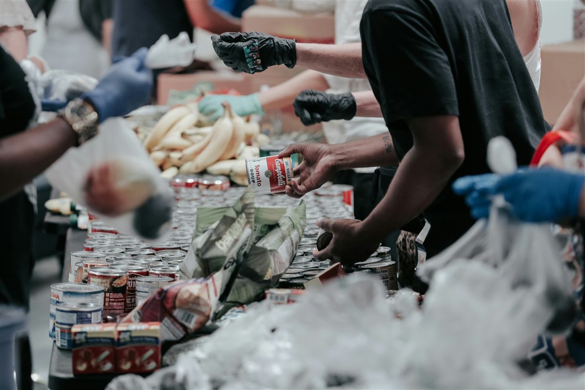 Bénévoles lors d'une distribution alimentaire